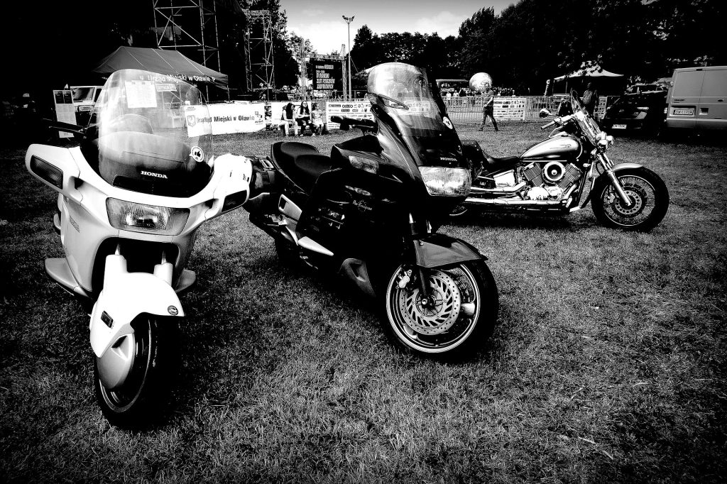 motorcycles-2456247_1920